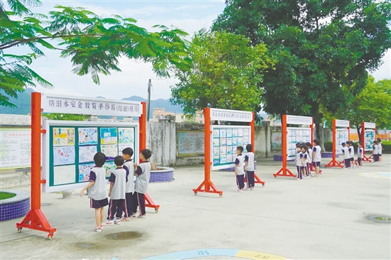 水口鎮(zhèn)沙岡小學(xué)通過手抄報(bào)比賽、宣傳欄等方式，開展防溺水安全教育活動(dòng)。