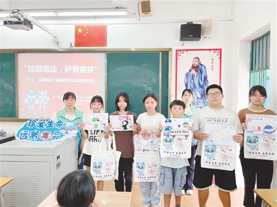 赤坎鎮(zhèn)平安法治辦聯(lián)合明德社工走進(jìn)赤坎鎮(zhèn)五龍學(xué)校，開展“6.1”《中華人民共和國(guó)禁毒法》實(shí)施紀(jì)念日主題繪畫活動(dòng)。