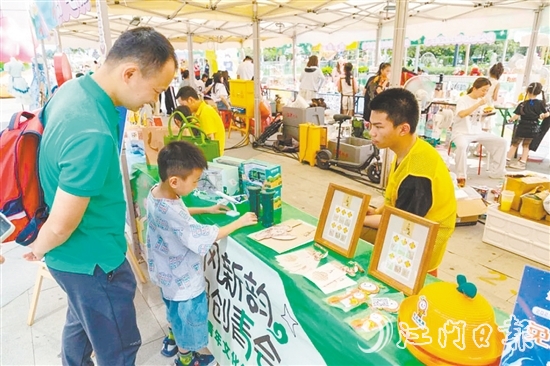 青年文化創(chuàng)意集市大受市民歡迎。