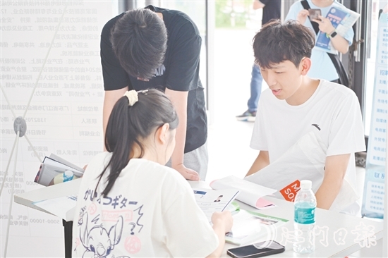 招聘現(xiàn)場(chǎng)，不少學(xué)生向新會(huì)企業(yè)了解崗位信息。