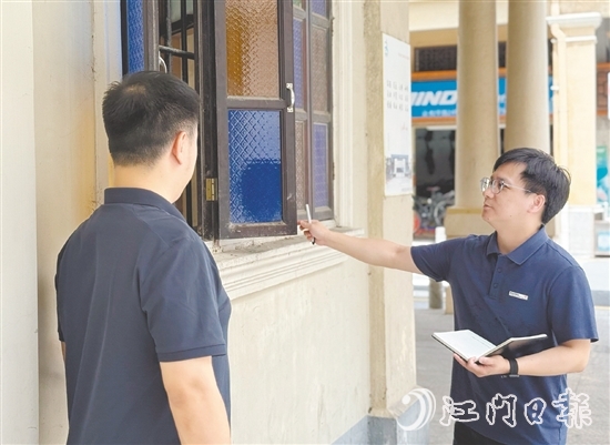 劉嘉鴻（右）積極投入到公司的重點工作僑建筑測繪中。