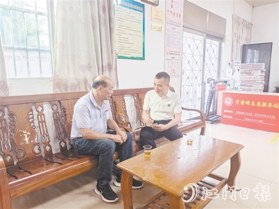 羅堅(jiān)濟(jì)（右）耐心地為群眾做法律科普。