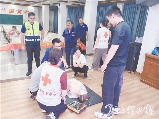 學(xué)員們?cè)谥v師手把手指導(dǎo)下，利用模擬人進(jìn)行心肺復(fù)蘇操作。