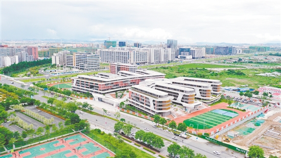 江海區(qū)景賢實驗學(xué)校建筑融入“諾亞方舟”“星空之眼”等元素，科技感十足。