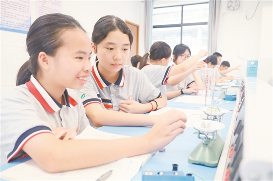 學(xué)生在實驗室進行物理實驗。