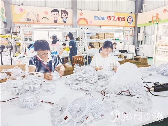 鶴山市“零工市場(chǎng)”以手工作坊為平臺(tái)，對(duì)接不同類型的制造業(yè)企業(yè)，引入多個(gè)種類的手工產(chǎn)品項(xiàng)目。