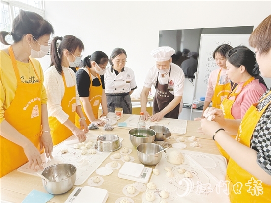 興業(yè)社區(qū)“就業(yè)驛站”選取廣式點(diǎn)心烹飪等熱門就業(yè)技能作為培訓(xùn)課程內(nèi)容，助力群眾提升就業(yè)競(jìng)爭(zhēng)力。