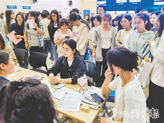 恩平市人社局組織企業(yè)走進高校舉辦專場招聘會。