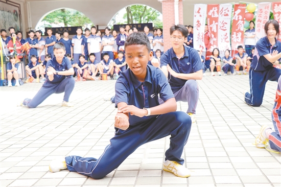 五邑碧桂園中英文學(xué)校的學(xué)弟學(xué)妹自編“中考加油武術(shù)操”，為學(xué)長學(xué)姐加油。