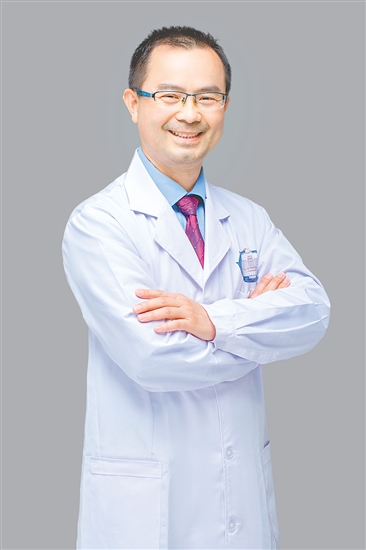 人物檔案：李國泉，皮膚科主任，主任醫(yī)師，從業(yè)31年，黨齡30年。