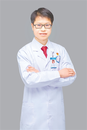 人物檔案：潘月帆，骨科（二區(qū)）主任，從業(yè)20年，黨齡21年。