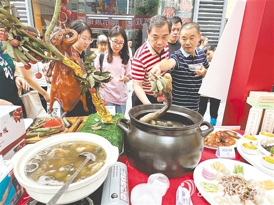 活動(dòng)現(xiàn)場(chǎng)，以“馬岡鵝×廣東荔枝”為核心的創(chuàng)新菜式成為焦點(diǎn)，成功撩動(dòng)無(wú)數(shù)食客的味蕾。