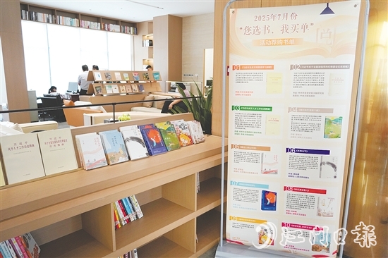 開平市城投集團(tuán)新時代文明實踐點設(shè)有休閑閱覽區(qū)和共享辦公場所，上架圖書約5000冊。