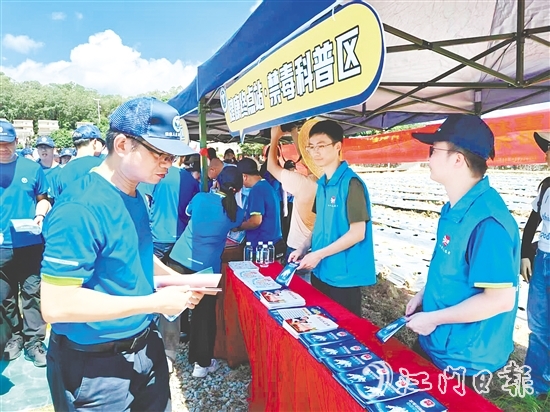 活動(dòng)沿途設(shè)有禁毒科普區(qū)。