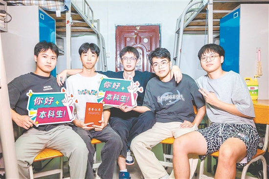 5人在宿舍合影（受訪當日其中一人不在學校）。