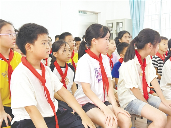 臺(tái)下學(xué)生一邊認(rèn)真觀(guān)察舞臺(tái)上的同伴，一邊在腦海中快速組織語(yǔ)言，記錄他們看到的每一個(gè)神態(tài)與細(xì)節(jié)。