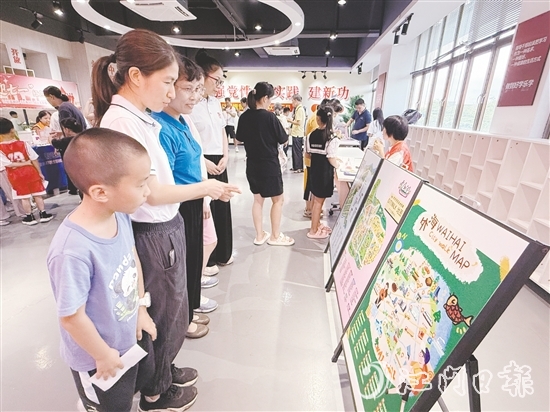群眾在政策咨詢區(qū)查看江海區(qū)“15分鐘生活便利圈”地圖。