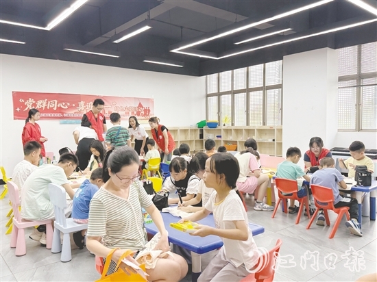 在“紅星閃耀”創(chuàng)意手作營中，親子家庭創(chuàng)作紅色主題帆布袋。