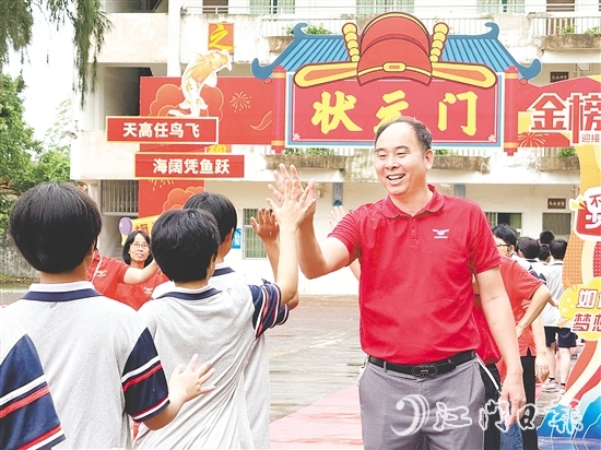 身著紅色衣衫送考的教師們成為校園一道溫暖的風(fēng)景線。