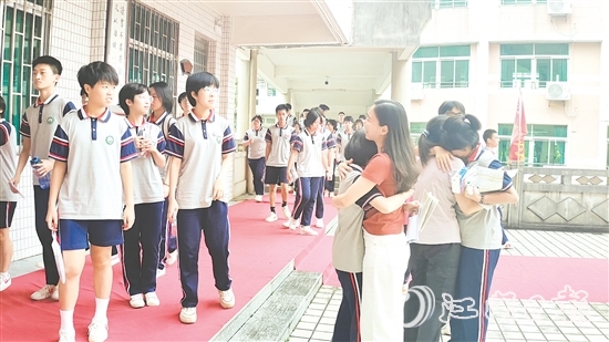考試結(jié)束，考生們與教師、同學(xué)擊掌、擁抱、合影。
