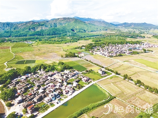 斗山鎮(zhèn)田稠村以“產(chǎn)業(yè)筑基、生態(tài)賦能、治理創(chuàng)新”的組合拳，推動(dòng)鄉(xiāng)村顏值與經(jīng)濟(jì)價(jià)值雙提升，走出“產(chǎn)業(yè)興、生態(tài)美、百姓富”的振興之路。