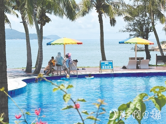這個(gè)夏天，臺(tái)山以愈發(fā)鮮明的濱海旅游符號(hào)，吸引八方來(lái)客奔赴山海之約。