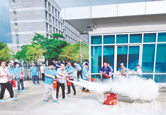 職工踴躍學(xué)習(xí)如何使用滅火器。