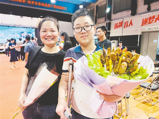 中考結(jié)束后，五邑碧桂園中英文學(xué)校家長(zhǎng)為“吃貨”兒子送上了特別的“燒烤花”。