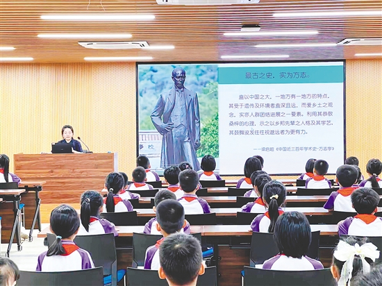 新會區(qū)地方志辦的工作人員化身“故事大王”，生動講述梁啟超的傳奇人生。