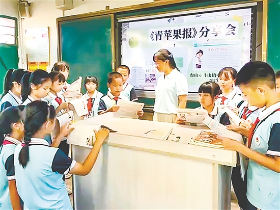 老師與同學(xué)們一起賞析《青蘋果》上刊登的優(yōu)秀作文。
