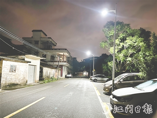 如今的河山村進(jìn)村路兩旁路燈明亮，村民夜間出行更安心。