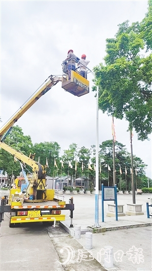 施工人員對(duì)道路兩旁路燈進(jìn)行維修、更換。