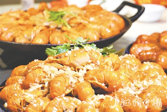 藍龍蝦肉質(zhì)豐腴鮮甜，烹飪方式多種多樣。