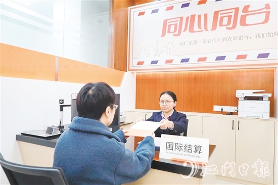 譚嘉琪經(jīng)常向群眾普及金融知識(shí)。