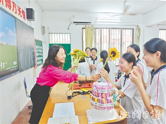 教師為同學(xué)們準(zhǔn)備了寓意“一舉奪魁”的向日葵。