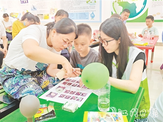 在志愿者講師的引導(dǎo)下，市民群眾通過小實驗了解綠色低碳相關(guān)知識。