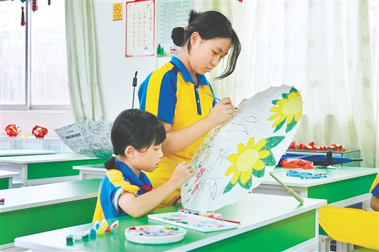 桃源鎮(zhèn)桃源小學推進“勞動+美術”跨學科融合，開設繪傘特色勞動課程，讓學生在實踐中了解美、認識美和創(chuàng)造美。