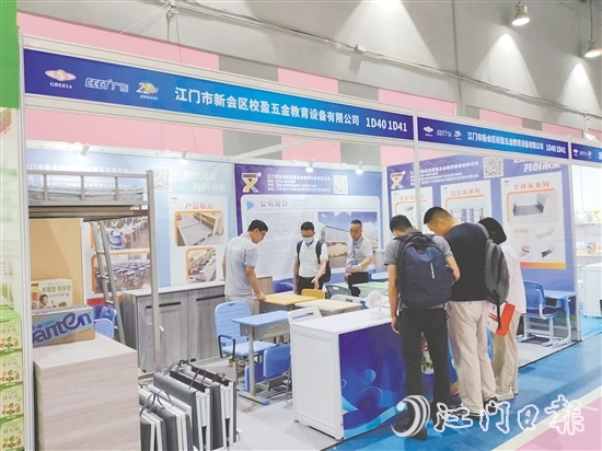 校盈五金研發(fā)的可升降課桌椅受到市場(chǎng)歡迎。