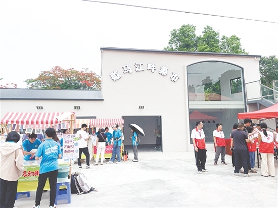 恩平歇馬學(xué)院聯(lián)合五邑大學(xué)團(tuán)隊(duì)，將閑置樓房改造成歇馬江畔集市。