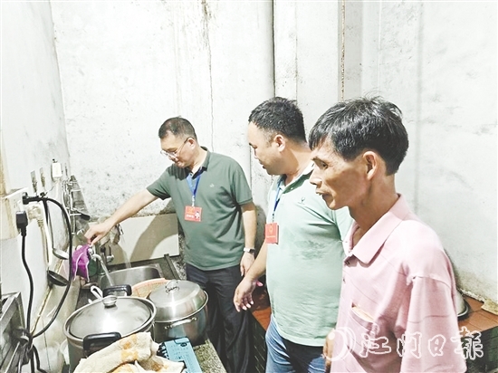 良西鎮(zhèn)人大代表到村民家中了解情況，查看已經安裝好的自來水。
