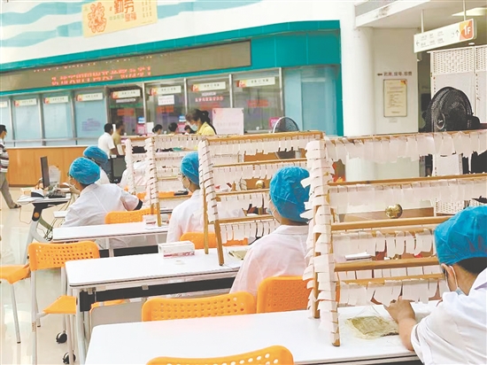 三伏貼受到市民青睞。
