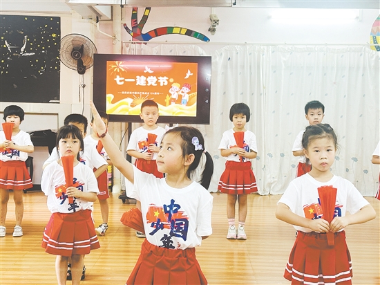 恩平市江洲幼兒園的孩子們唱出對祖國的深情祝福。