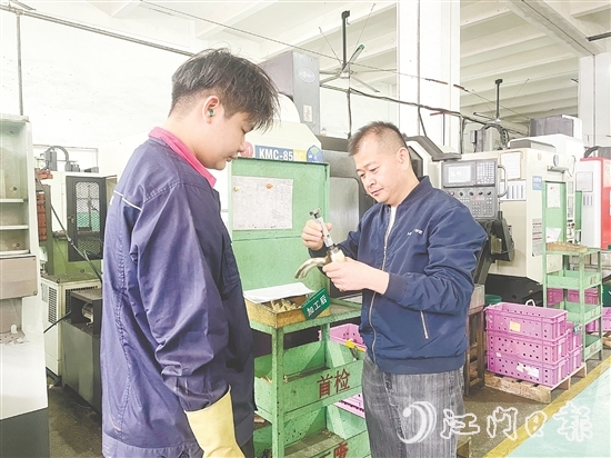華藝衛(wèi)浴通過(guò)建立勞模創(chuàng)新工作室，將勞模精神轉(zhuǎn)化為具體的人才培養(yǎng)機(jī)制。