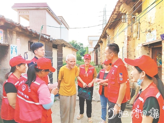 人大代表和紅豐村“愛心服務(wù)隊(duì)”進(jìn)村入戶傾聽民生訴求。