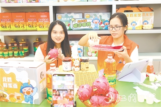 仲愷農(nóng)業(yè)工程學(xué)院學(xué)生在直播間推介龍勝特色農(nóng)產(chǎn)品。