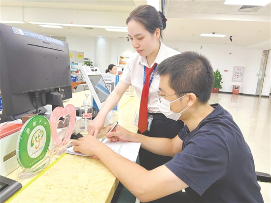 市行政服務中心工作人員耐心服務群眾。