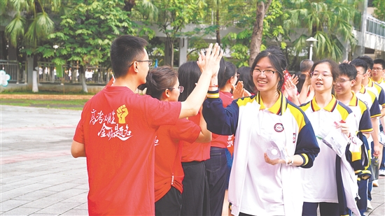 考生們意氣風(fēng)發(fā)地前往考場(chǎng)。