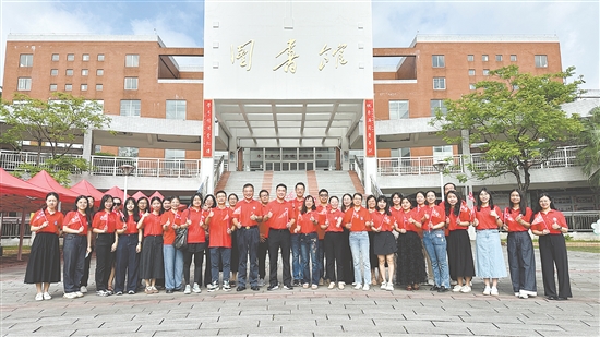 江門一中的高三教師團(tuán)隊(duì)十分團(tuán)結(jié)。