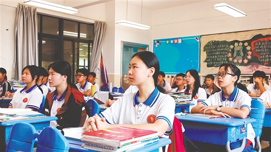學(xué)生在課堂上認(rèn)真聽(tīng)課。