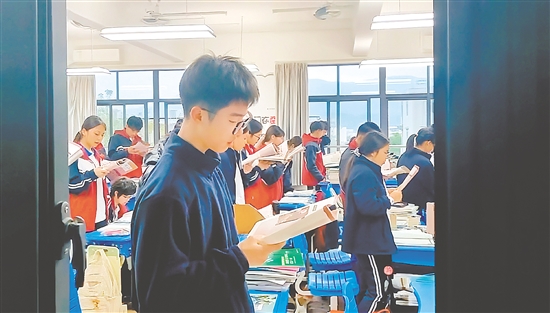 學(xué)生們?cè)谠缱x。